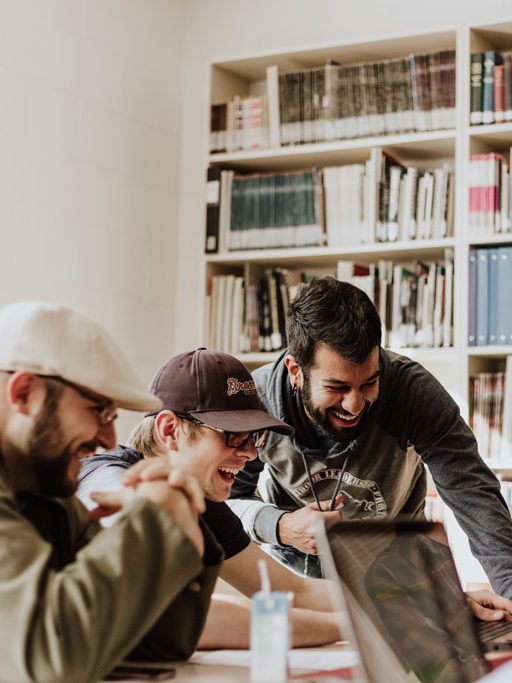 Trois créateurs qui travaillent ensemble devant un ordinateur