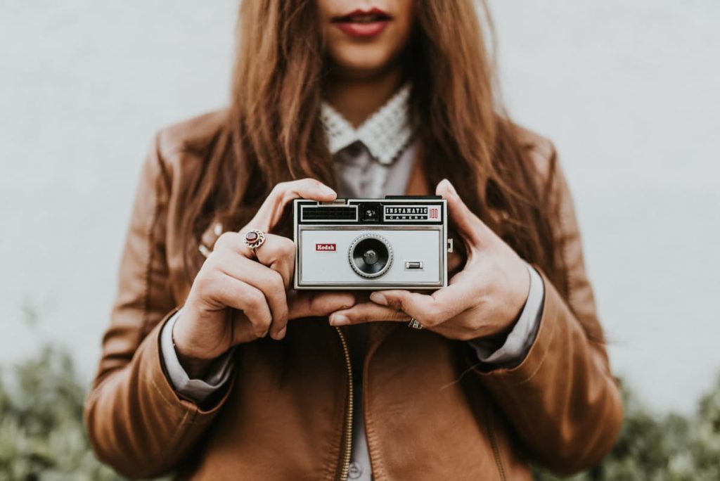 Photographe amateur qui apprends la photographie argentique avec une camera vintage.