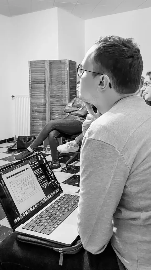 Un photographe en train de prendre des notes sur son ordinateur lors d'une formation.