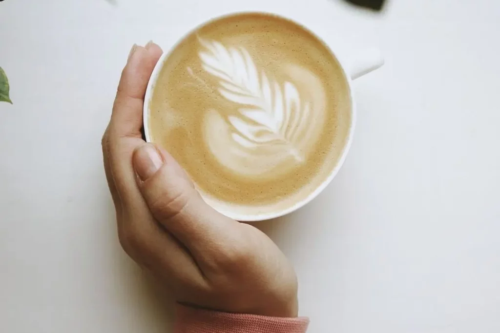 Boire un café entre membres de la communauté BeWe Event ASBL