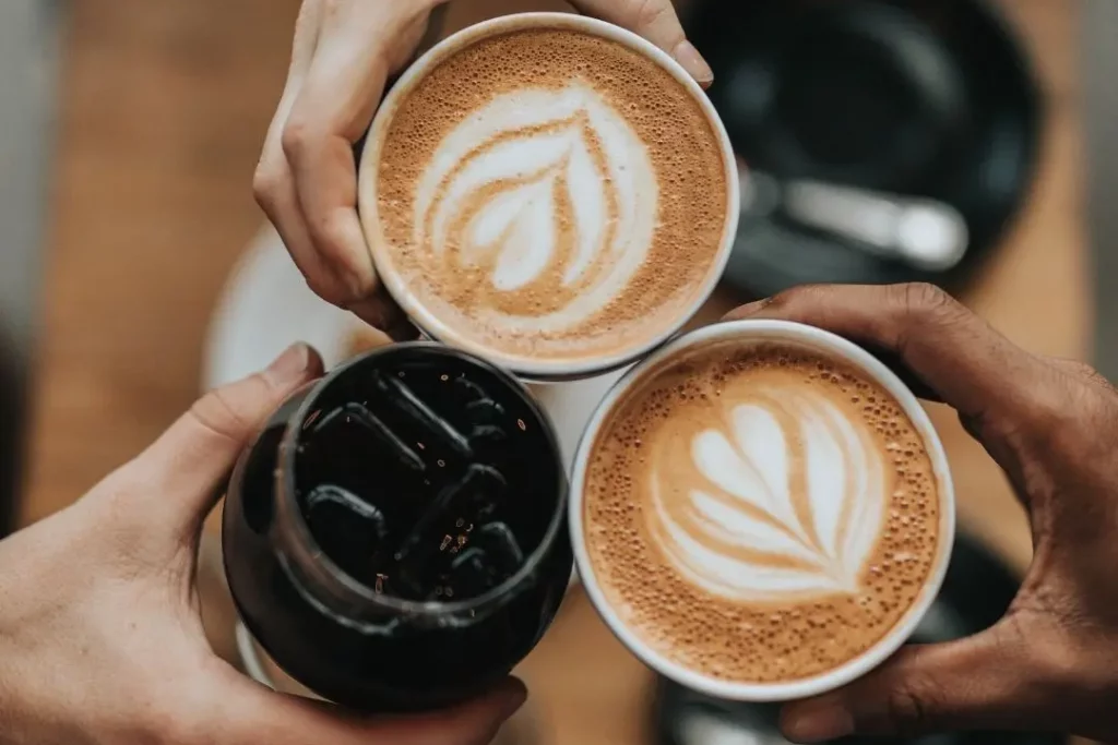 Boire un café entre membres de la communauté BeWe Event ASBL