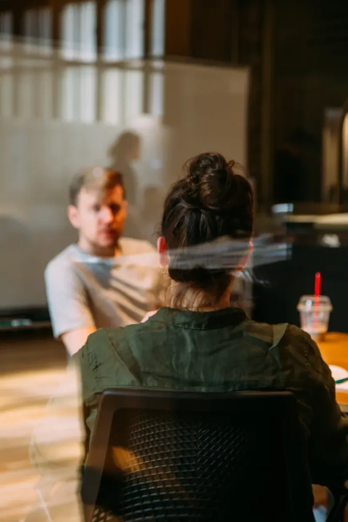 Deux personnes en entretien commercial.